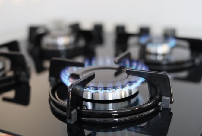Gas cooking range, one element lit